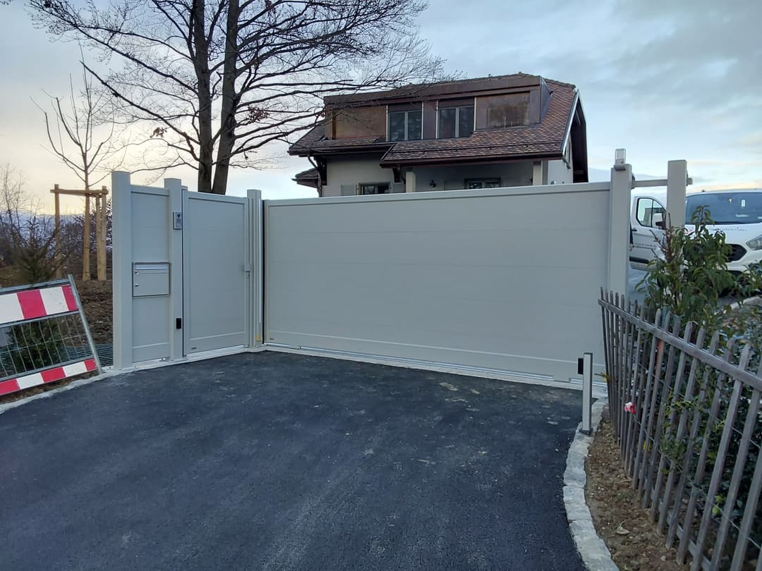 Portail coulissant + cloture+ interphone+ portillon + motorisation