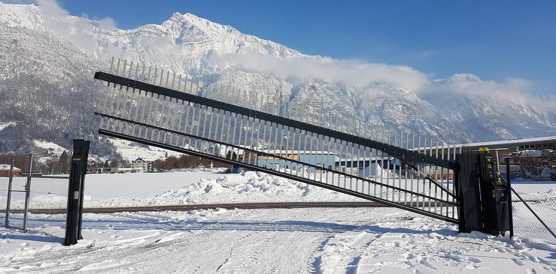 Installation de portails papillon à élévation verticale sur mesure