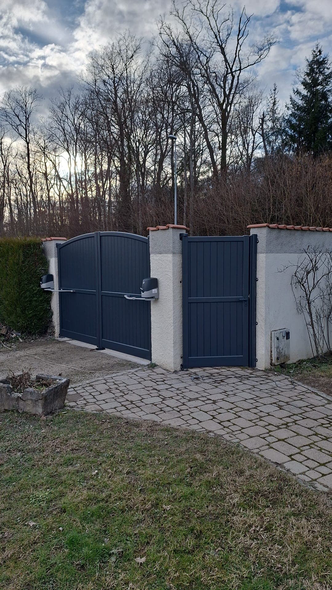 Pose d'un portail Battant motorisé avec portillon