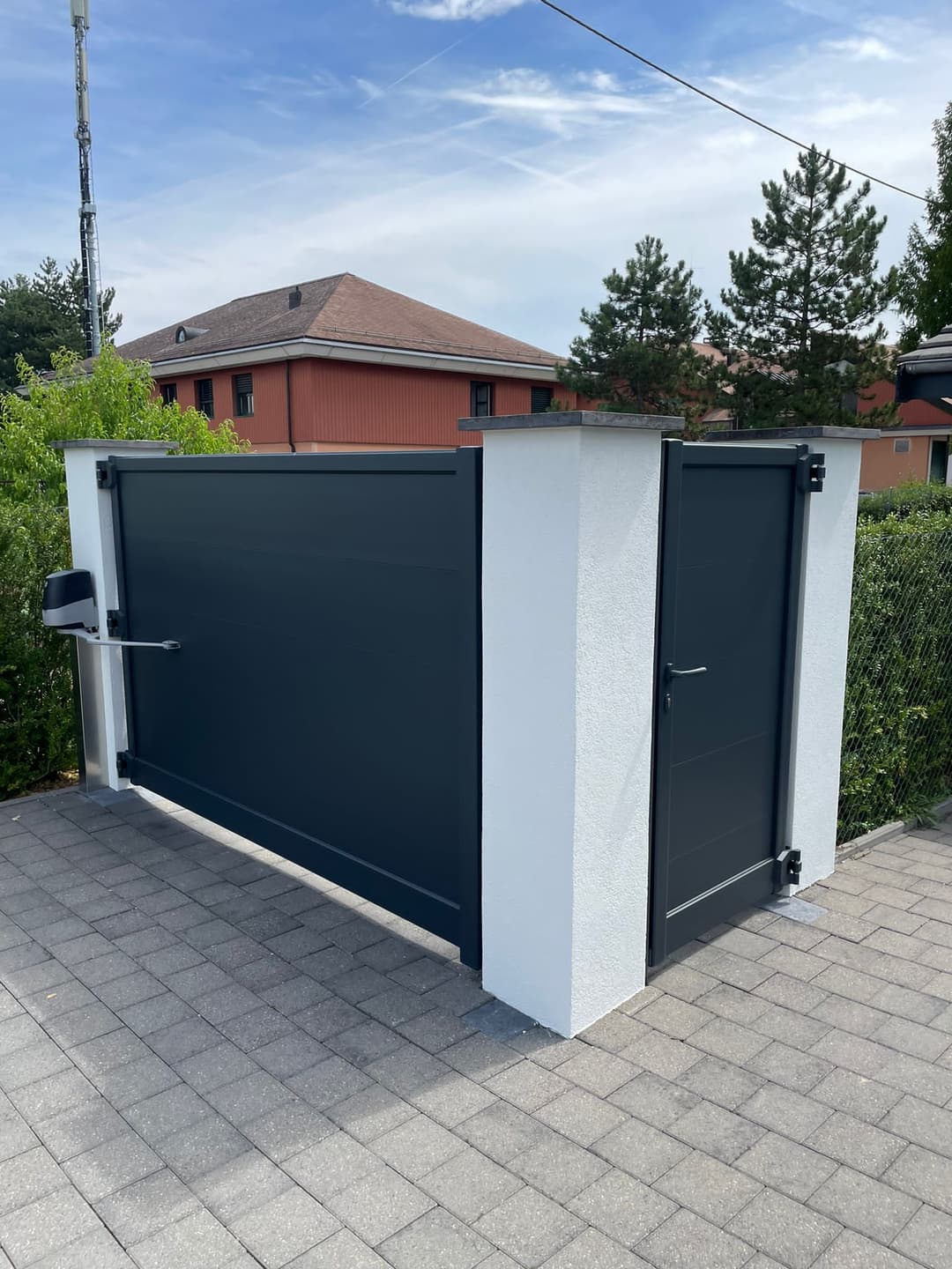 Portail + motorisation + portillon